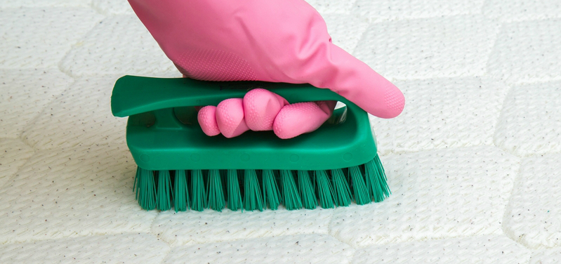 Как почистить матрас от пятен в домашних условиях